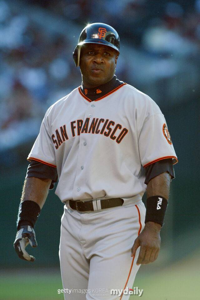 2004 시즌의 배리 본즈. 고의사구만 120개를 얻어냈다./게티이미지쾨리아