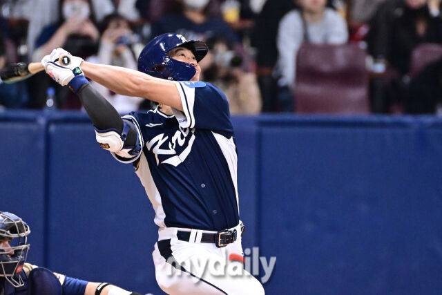 9일 오후 서울 구로구 고척스카이돔에서 진행된 '2025 NAVER K-BASEBALL SERIES' 대한민국-체코와의 평가전 경기. 대한민국 송성문이 4회초 2사 만루에서 외야플라이를 때리고 있다./마이데일리