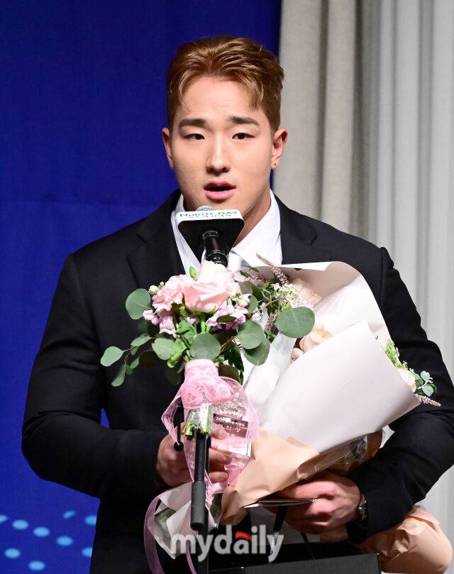 2025년 12월 8일 서울 청담동 리베라 호텔에서 '2025 뉴트리디데이 일구상 시상식'이 열렸다. KT 안현민이 신인상을 수상하고 있다./청담=유진형 기자 zolong@mydaily.co.kr