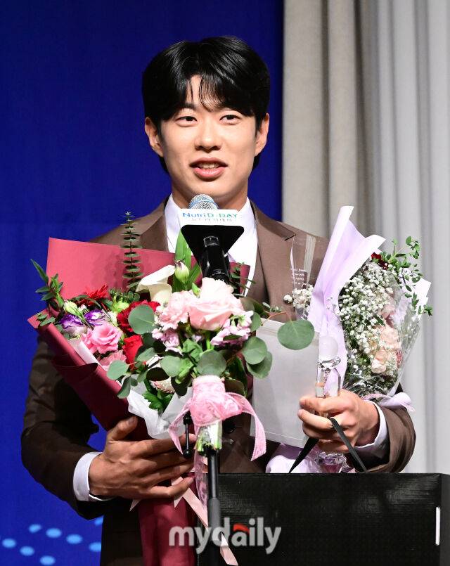 2025년 12월 8일 서울 청담동 리베라 호텔에서 '2025 뉴트리디데이 일구상 시상식'이 열렸다. 키움 송성문이 최고 타자상을 수상하고 있다./청담=유진형 기자 zolong@mydaily.co.kr