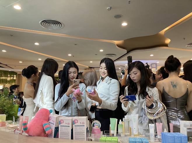 하노이 시내에 있는 빈컴 메가몰 로얄시티에 있는 서울 뷰티 홍보·체험관을 찾아 한국 뷰티 제품들을 보고 있는 베트남 여성들. 손인규 기자