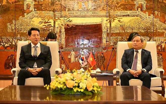 지난 5일 하노이 인민위원회를 찾은 오세훈(왼쪽) 서울시장이 부 다이 탕 하노이 인민위원장과 면담하고 있다. [서울시 제공]