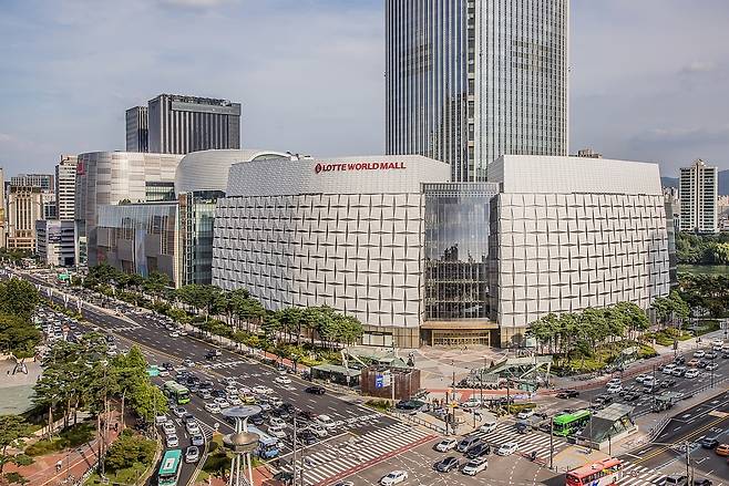 롯데에비뉴엘 잠실 및 롯데월드몰 전경 [롯데백화점 제공]