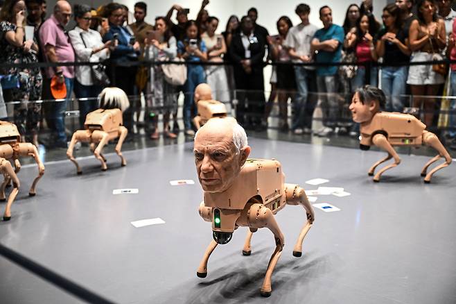 파블로 피카소의 머리를 단 로봇 개가 7일(현지시간) 플로리다 마이애미 비치에서 열린 아트 페어에 전시돼 있다. [AFP]