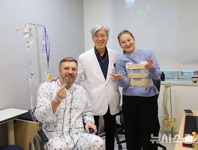 [부천=뉴시스]정일형 기자 = 알렉세이(좌측부터), 임수빈 순천향대 부천병원 신경외과 교수, 아이나쉬. (사진=순천향대 부천병원 제공)