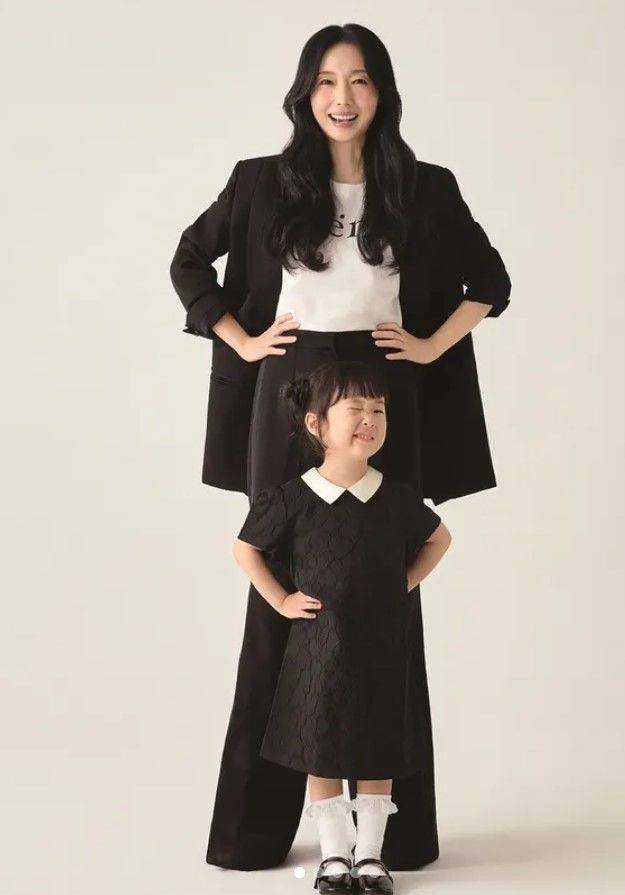 [서울=뉴시스] 가수 겸 배우 이정현이 딸 서아와 함께한 화보를 공개했다. (사진=이정현 인스타그램 캡처) 2025.12.08. photo@newsis.com *재판매 및 DB 금지