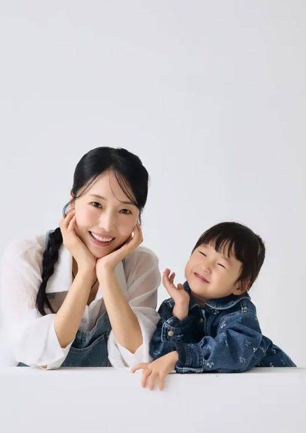 [서울=뉴시스] 가수 겸 배우 이정현이 딸 서아와 함께한 화보를 공개했다. (사진=이정현 인스타그램 캡처) 2025.12.08. photo@newsis.com *재판매 및 DB 금지