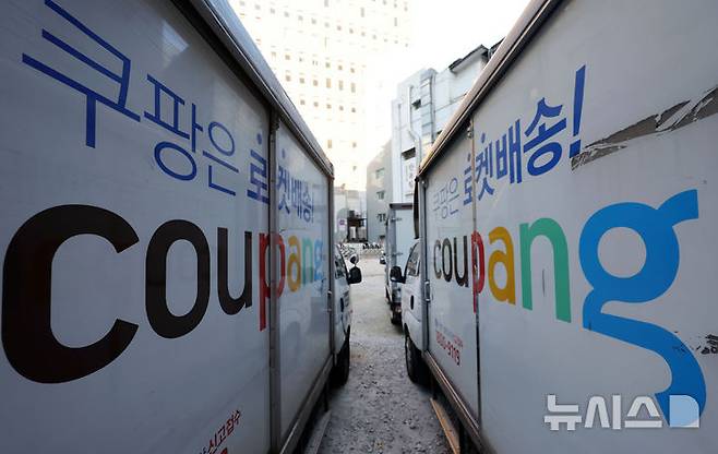[서울=뉴시스] 홍효식 기자 = 쿠팡 대규모 개인정보 유출 사태로 논란이 이어지는 4일 서울 시내 한 차고지에 쿠팡 배송 차량이 주차돼 있다. 2025.12.04. yesphoto@newsis.com