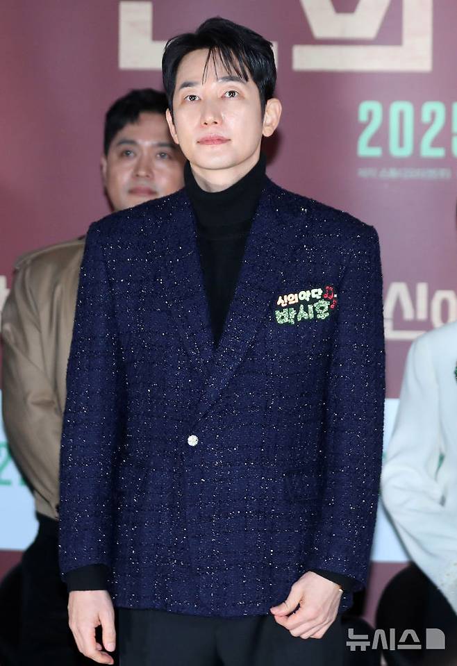 [서울=뉴시스] 김혜진 기자 = 배우 박시후가 8일 오전 서울 용산구 CGV용산아이파크몰에서 열린 영화 '신의 악단' 제작보고회에 참석하고 있다. 2025.12.08. jini@newsis.com