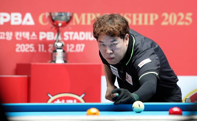 반격을 노리는 강동궁. PBA