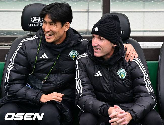 [OSEN=상암월드컵경기장, 조은정 기자] 2025 하나은행 코리아컵 전북FC와 광주FC의 결승전이 6일 서울 마포구 서울월드컵경기장에서 열렸다.시민구단 광주는 사상 첫 코리안컵 우승에 도전, 전북은 올해 K리그1 우승에 이어 두 번째 더블을 노린다.전북 정조국, 타노스 코치가 벤치를 지키고 있다. 2025.12.06 /cej@osen.co.kr