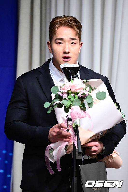 [OSEN=최규한 기자] 8일 오전 서울 청담동 리베라호텔에서 ‘2025 일구상 시상식’이 열렸다.이번 일구상은 최고투수상 삼성 원태인, 최고타자상 키움 송성문, 신인왕으로 KT 안현민 등을 선정했다.KT 안현민이 신인상을 수상한 뒤 소감을 전하고 있다. 2025.12.08 / dreamer@osen.co.kr
