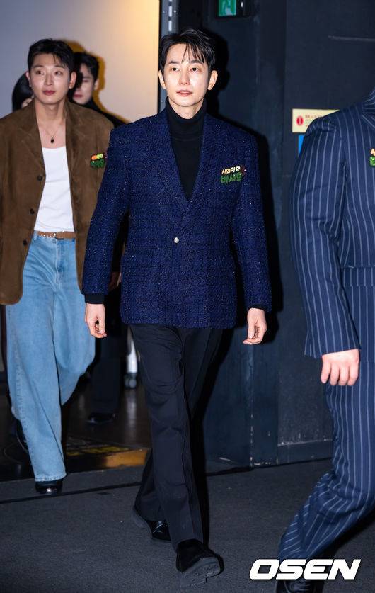 [OSEN=박준형 기자] 8일 오전 서울 용산아이파크몰 내 용산 CGV에서 영화 '신의 악단' 제작보고회가 진행됐다.‘신의악단’은 북한에 외화벌이를 위해 가짜 찬양단이 창설되며 벌어지는 이야기를 그린 작품으로 이날 제작보고회에는 김형협&nbsp;감독과 배우 박시후, 정진운,&nbsp;태항호,&nbsp;장지건,&nbsp;한정완,&nbsp;문경민, 고혜진, 최선자, 서동원, 강승완, 신한결이 참석했다. 배우 박시후가 입장하고 있다.     2025.12.08 / soul1014@osen.co.kr