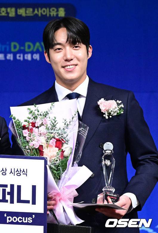 [OSEN=최규한 기자] 8일 오전 서울 청담동 리베라호텔에서 ‘2025 일구상 시상식’이 열렸다.이번 일구상은 최고 투수상 삼성 원태인, 최고 타자상 키움 송성문, 신인왕으로 KT 안현민 등을 선정했다.삼성 원태인이 최고 투수상을 수상한 뒤 포즈를 취하고 있다. 2025.12.08 / dreamer@osen.co.kr