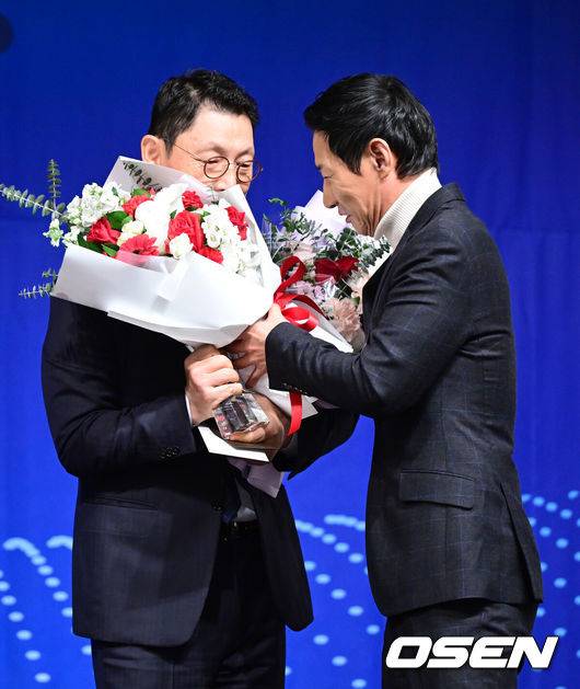 [OSEN=최규한 기자] 8일 오전 서울 청담동 리베라호텔에서 ‘2025 일구상 시상식’이 열렸다.이번 일구상은 최고투수상 삼성 원태인, 최고타자상 키움 송성문, 신인왕으로 KT 안현민 등을 선정했다.프로 지도자상을 수상한 LG 김정준 수석코치가 염경엽 감독의 축하를 받고 있다. 2025.12.08 / dreamer@osen.co.kr