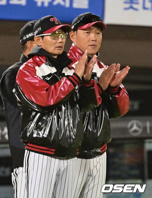 [OSEN=부산, 이석우 기자]  LG 트윈스 염경엽 감독, 김정준 코치 121 2023.04.12 / foto0307@osen.co.kr