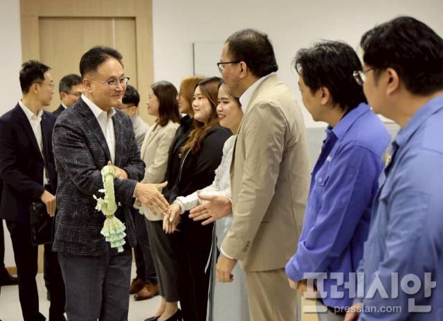 ▲태국 법인 직원들과 인사를 나누는 반돈호 포스코플로우 사장.ⓒ포스코플로우