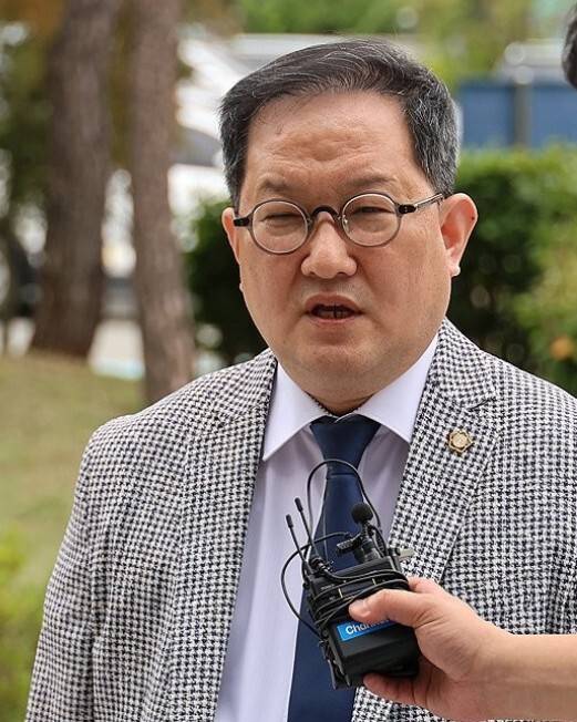 ‘건진법사 관봉권 띠지’ 유실 사건 관련 서울남부지검 수사관 2명을 고발한 김경호 변호사가 지난 9월 고발인 조사를 받기 위해 대전 유성경찰서로 출석하고 있다. 연합뉴스