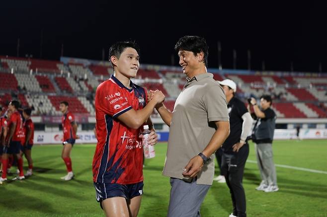 정정용 김천 상무 감독이 8월 23일 김천종합운동장에서 열린 2025 K리그1 27라운드 수원FC와의 홈 경기에서 3-2로 승리한 뒤 이동경과 기뻐하고 있다. K리그 제공