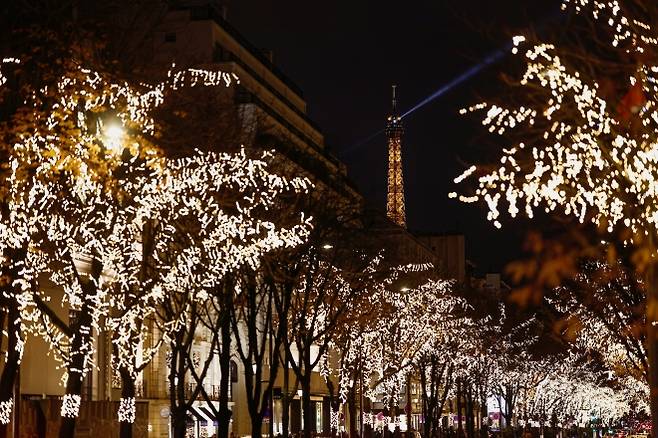 프랑스 파리 몽테뉴 거리에서 크리스마스 조명이 불을 밝히고 있다. 배경으로 에펠탑이 보인다. 2025년 12월 7일. 로이터 연합뉴스