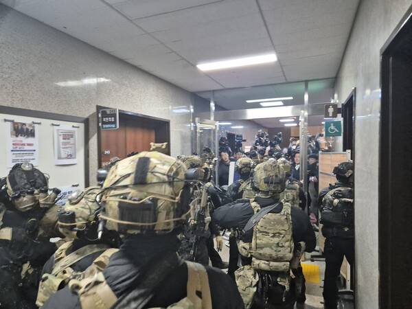 윤석열 전 대통령이 지난해 12월 3일 저녁 비상계엄을 선포한 가운데 4일 밤 무장 계엄군이 국회 본청으로 진입하고 있다. 연합뉴스