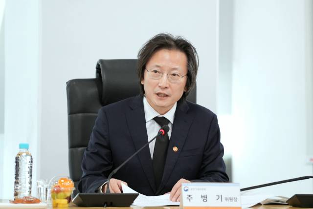 주병기 공정거래위원장이 지난달 충북 한국소비자원 본원을 방문해 기관의 업무 현황과 주요 현안을 점검하고 있다. 연합뉴스.