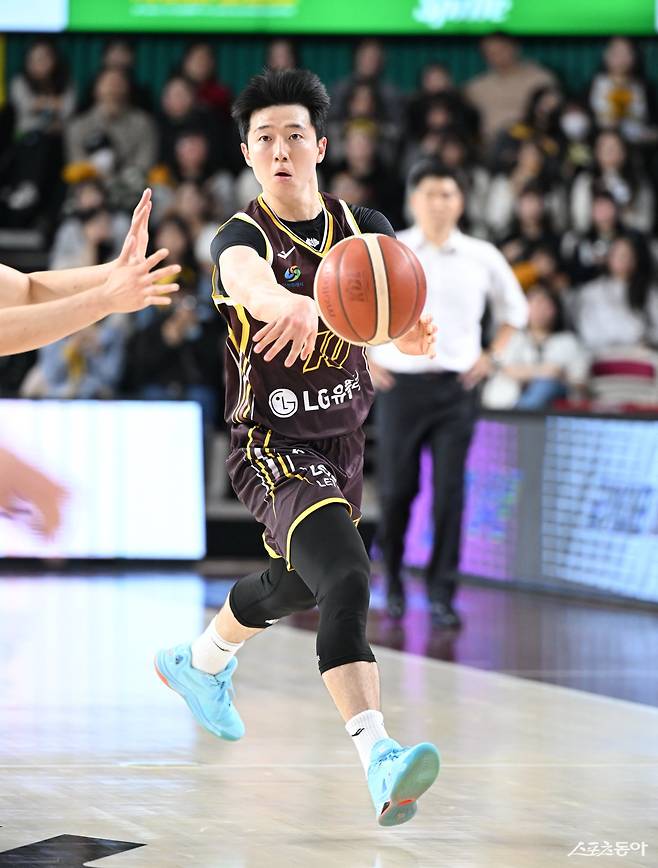 LG 양홍석, 윤원상은 국군체육부대(상무)에서 전역한 뒤 팀에 합류하자마자 큰 힘을 보태고 있다. EASL을 병행하며 강행군을 소화하고 있는 LG로선 이들의 복귀가 마치 새로운 영입과 같을 정도로 반갑다. LG 윤원상.&nbsp;사진제공｜KBL