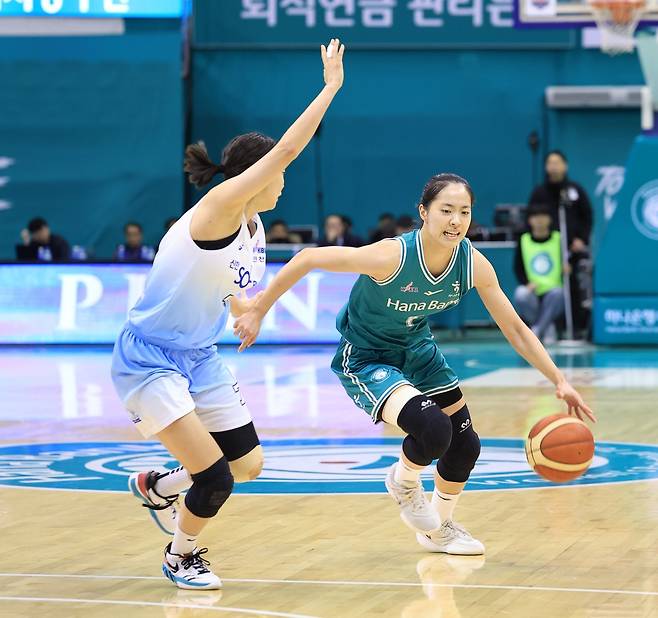 하나은행 박소희(오른쪽)는 8일 부천서 열린 신한은행과 홈경기서 3점슛 4개로 20점을 올렸다. 그는 개인 한 경기 최다 3점슛 성공 타이기록을 세우며 5연승에 힘을 보탰다. 사진제공｜WKBL