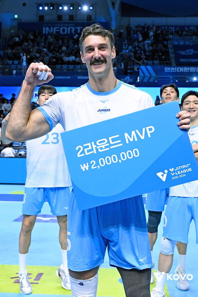 대한항공 러셀이 지난 8일 진에어 2025~2026 V리그 남자부 2라운드 MVP를 수상하고 기념촬영하고 있다.