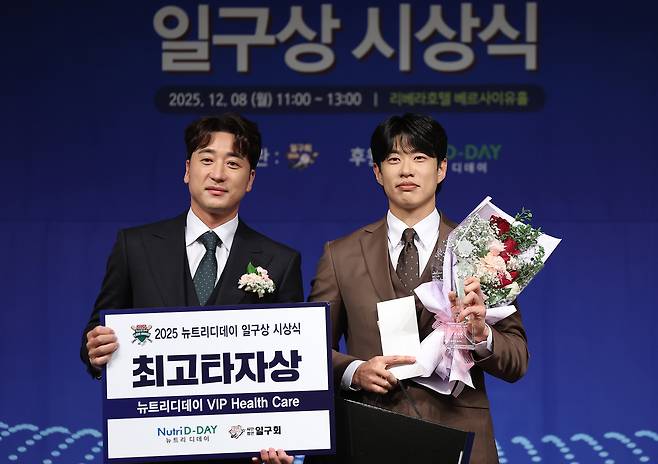 키움 송성문이 8일 서울 강남구 리베라호텔에서 열린 ‘2025 뉴트리디데이 일구상 시상식’에서 최고 타자상을 수상한 뒤 기념 촬영을 하고 있다. 연합뉴스