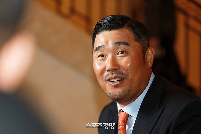 이호준 NC 감독이 지난 2일 서울 라움아트센터에서 프로야구대상 시상식을 마치고 인터뷰하고 있다. 정지윤 선임기자