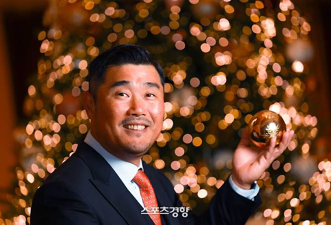 이호준 NC 감독이 지난 2일 서울 라움아트센터에서 프로야구대상 시상식을 마치고 황금색 공을 손에 쥐고 포즈를 취하고 있다. 정지윤 선임기자