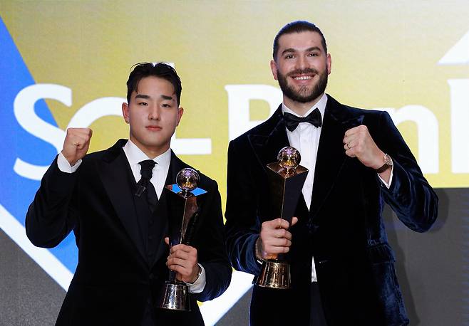 24일 서울 송파구 롯데호텔 월드에서 열린 2025 신한 SOL뱅크 KBO 시상식에서 정규시즌 최우수선수(MVP)로 선정된 한화의 폰세와 신인상을 받은 KT의 안현민이 트로피와 함께 기념 촬영을 하고 있다. 연합뉴스