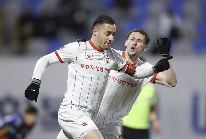 부천FC 바사니(왼쪽)가 8일 수원FC전에서 선취골을 넣은 뒤 달려가고 있다. 프로축구연맹