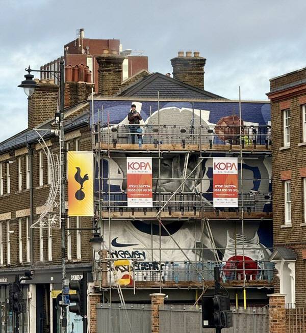 ▲ 토트넘 전문매체 ‘스퍼스 아미’에 따르면, 런던 하이로드 일대에 찰칵 세리머니를 형상화한 그래피티가 나타나기 시작했다. 일부 영상에서는 ‘SON SEVEN LEGEND’라는 문구까지 확인됐고 태극기도 손흥민의 벽화에 그려질 것으로 알려졌다.