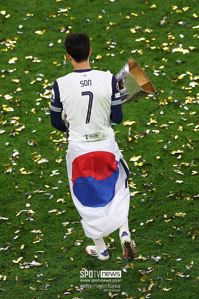 ▲ 런던에 영구히 남겨진 이 벽화는 바로 그 진심 어린 인사의 확장판이다. 팬들은 벽화 앞에서 시간을 보내고, 거리를 지나던 사람들에게 계속해서 손흥민의 존재감을 피력할 예정이다.&nbsp;