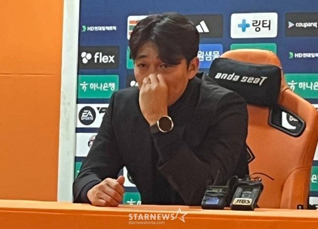 제주SK와 승강 플레이오프(PO)가 끝난 뒤 변성환 수원 삼성 감독이 눈물을 흘리고 있다. /사진=박건도 기자