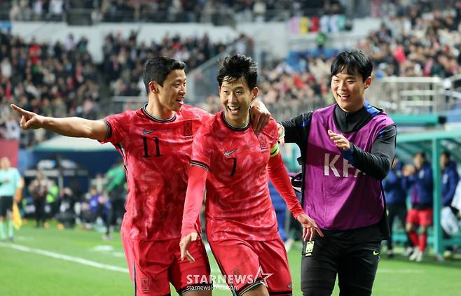 대표팀 주장 손흥민이 4일 대전월드컵경기장에서 열린  대한민국축구대표팀과 볼리비아(FIFA 랭킹 76위)와의 친선경기에서 후반전 초반 프리킥을 성공시킨 후 센추리클럽에 가입한 이재성에 공을 돌리고 있다.  2025.11.14. /사진=강영조 cameratalks@