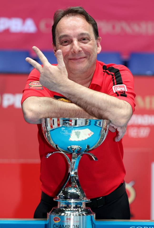 산체스가 7일 PBA 투어  '하림 PBA-LPBA 챔피언십'에서 우승을 차지하고 포즈를 취하고 있다. /사진=PBA 투어 제공