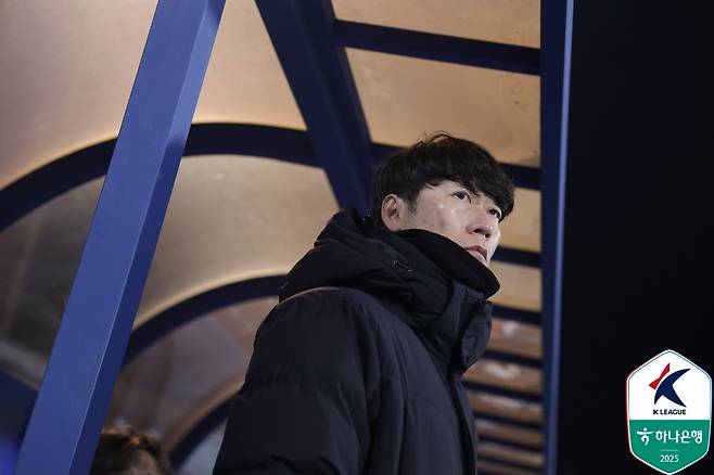 김은중 수원FC 감독이 8일 오후 7시 수원종합운동장에서 열린 K리그 승강 플레이오프2 2차전을 지켜보고 있다. /사진=한국프로축구연맹 제공