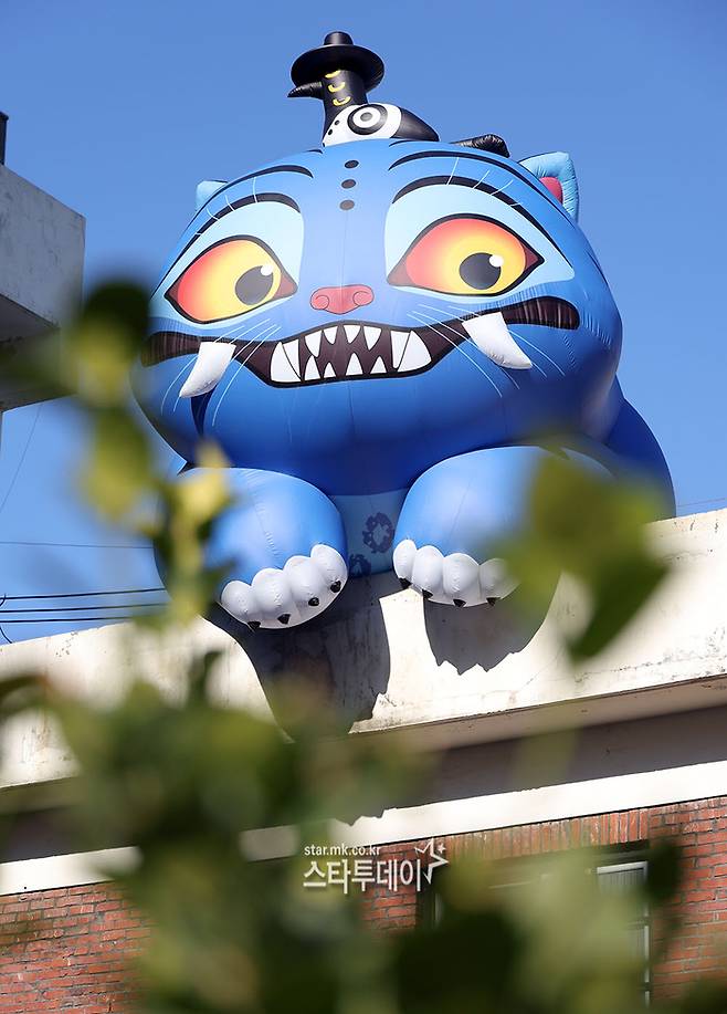‘케이팝 데몬 헌터스’ 팝업 스토어가 성수동에 오픈한  가운데 캐릭터 ‘더피’가 건물 옥상에 자리를 차지하고 있다.