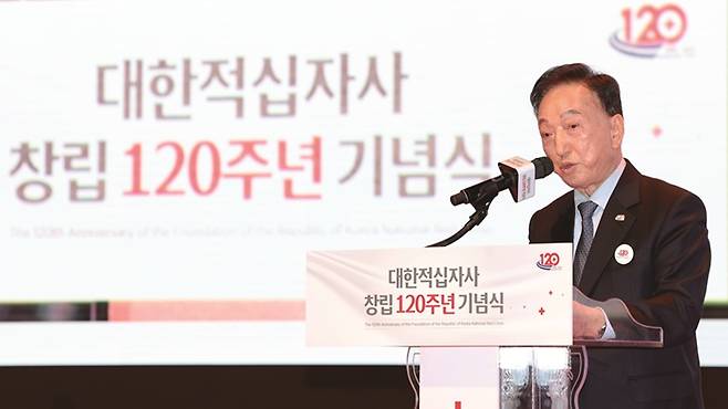 인종차별 발언으로 물의를 일으킨 김철수 대한적십자사 회장이 지난 11월 7일 사임했다.[사진｜뉴시스]&nbsp;