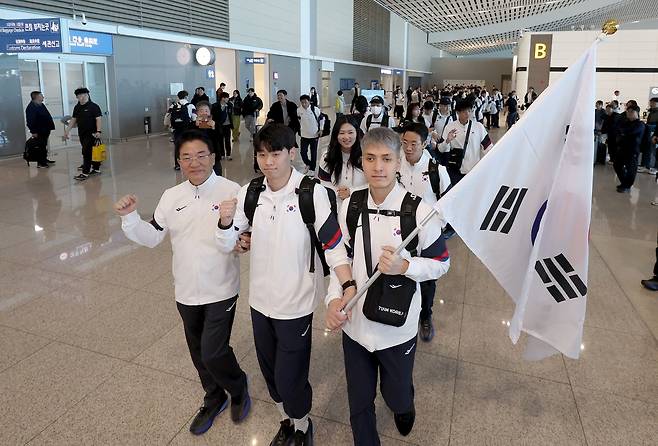 아시안유스패러게임 출전을 위해 출국하는 선수들 (서울=연합뉴스) 8일 인천공항 국제선 3층에서 열린 2025 두바이 아시안유스패러게임 대한민국 선수단 출영식에서 차우규(왼쪽) 선수단장과 골볼의 한도미니크(오른쪽)가 함께 출국장을 나서고 있다. [대한장애인체육회 제공. 재판매 및 DB 금지]