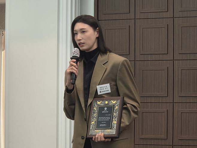 인터뷰하는 김연경 (서울=연합뉴스) 하남직 기자 = 김연경이 8일 서울시 중구 프레스센터에서 열린 한국체육기자연맹 시상식에서 2025년 올해의 선수상을 받은 뒤, 취재진과 인터뷰하고 있다.