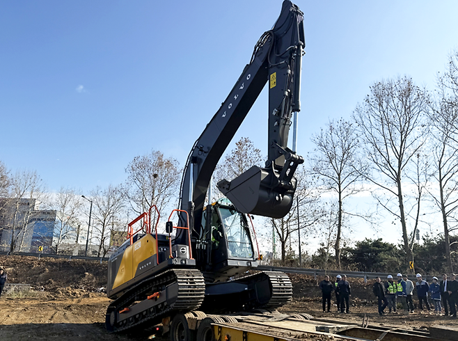 ▲인성개발㈜가 도입한 '볼보 23t EC230' 전기 굴착기 모습.
