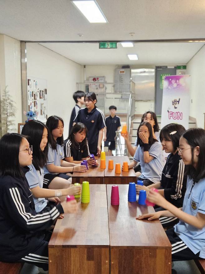 자유학기제 활동으로 컵타 발표회 중인 학생들