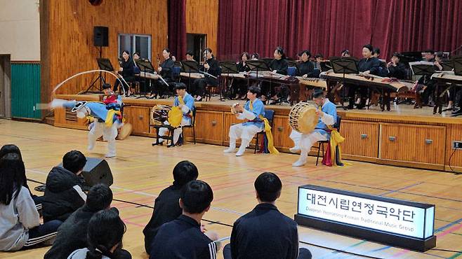 찾아가는 예술무대 일환으로 대전시립연정국악원 단원들이 해설이 있는 무형문화재 공연을 선보이고 있다.