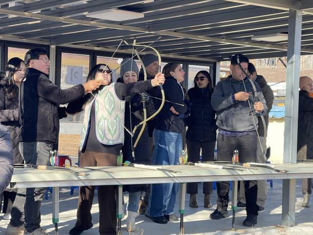 ▲국궁 체험에 나선 한 외교사절이 논산 덕유정에서 과녁을 향해 활시위를 힘 있게 당기고 있다. 사진=김흥준 기자