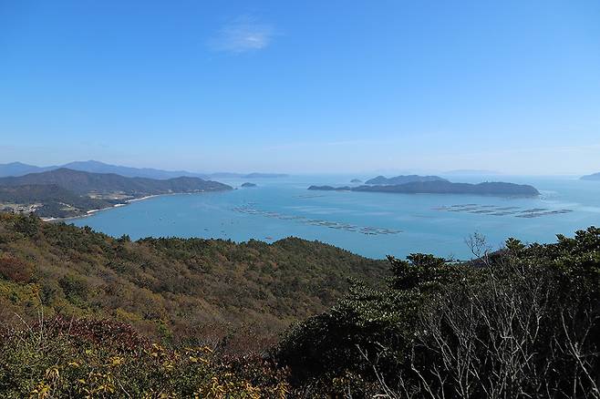 산줄기 동쪽에서는 완도 본섬까지도 모습을 드러내준다. 완도 상왕산이 해남군 송지면 낮은 산줄기 너머로 우뚝 솟아 하늘과 경계를 이뤘다. 남파랑길 마지막 구간인 90코스가 지나는 산줄기에서 바라볼 때 동쪽은 남해바다, 서쪽은 서해바다다.