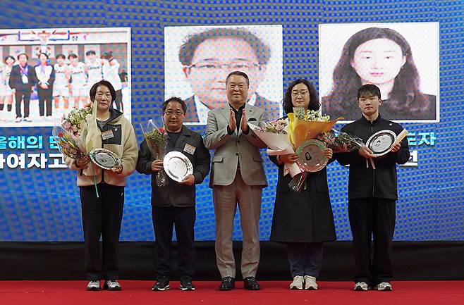 2025 광주체육을 빛낸 올해의 상의 수상자들. 왼쪽부터 김명희 수피아여고 농구부 감독, 고광구 광주시청 역도팀 감독, 전갑수 광주시체육회장, 홍혜선 광주체고 핀수영 지도자, 손현호 광주시청 역도 선수 <광주시체육회 제공>